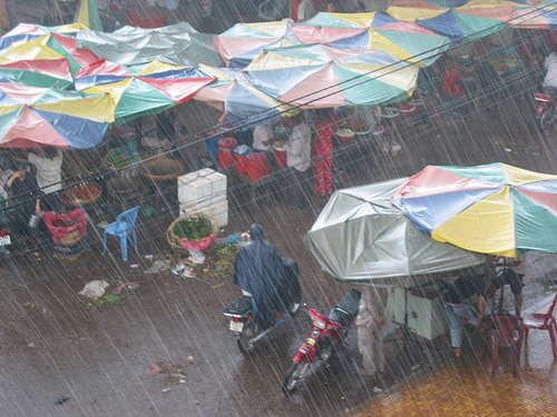 marché sous la pluie